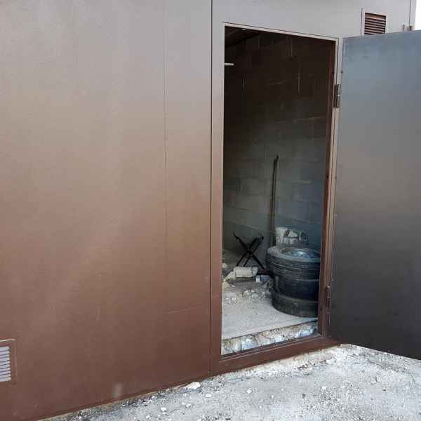 Metaliniai garažo vartai su durimis