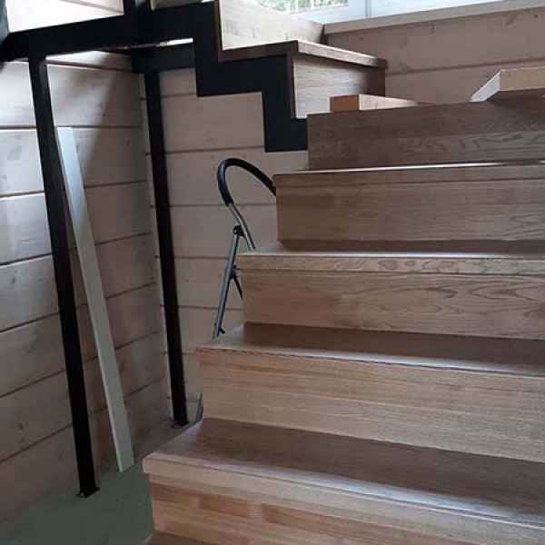 Metaliniai laiptai su medinėmis pakopomis