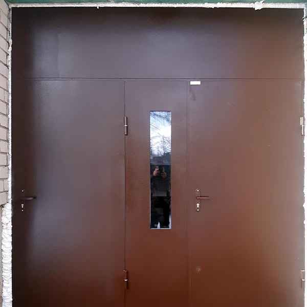 Metalinės laiptinės durys