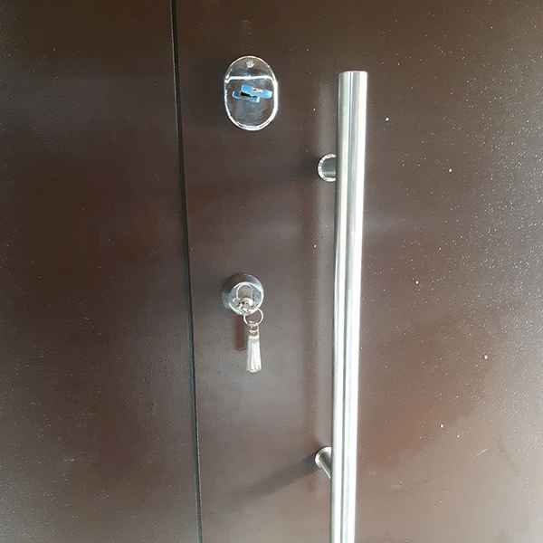 Metalinės laiptinės durys su montavimu